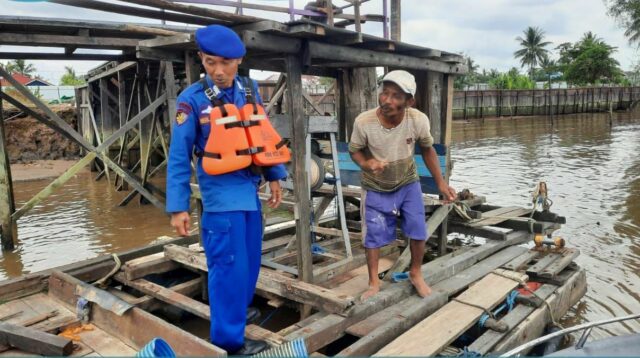 Polairud Polres Kutai Kartanegara Sambangi Masyarakat Pesisir Kutai Lama