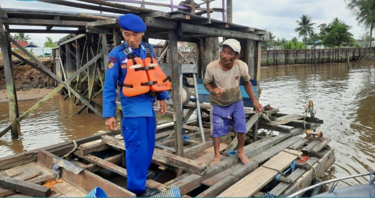 Polairud Polres Kutai Kartanegara Sambangi Masyarakat Pesisir Kutai Lama