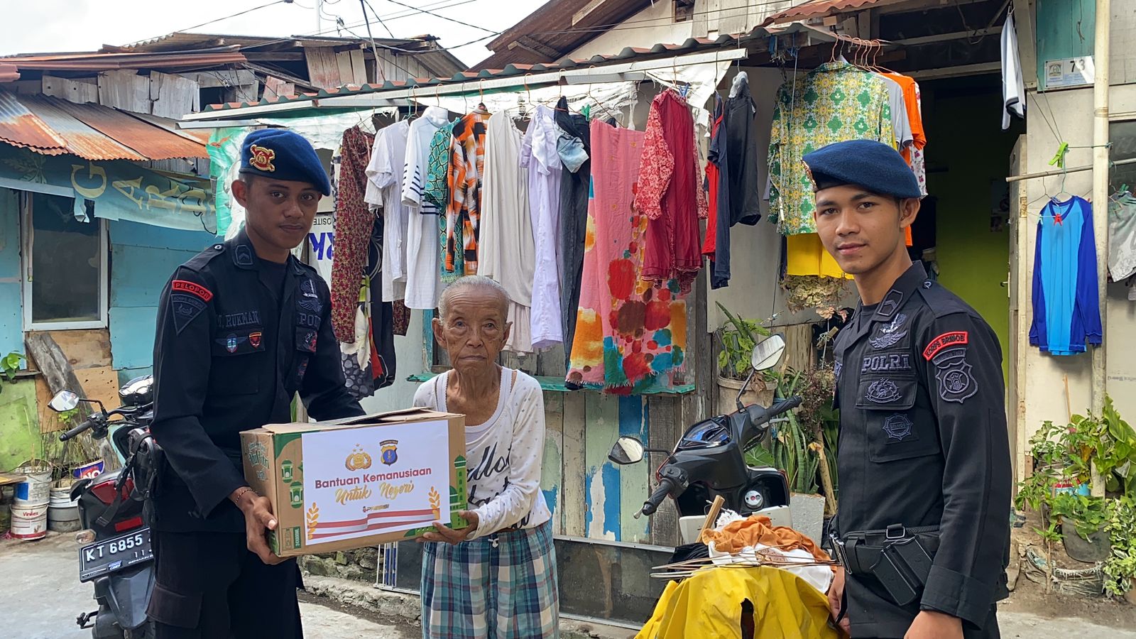 Brimob Kaltim Peduli, Bagikan Paket Sembako Kepada Masyarakat Balikpapan