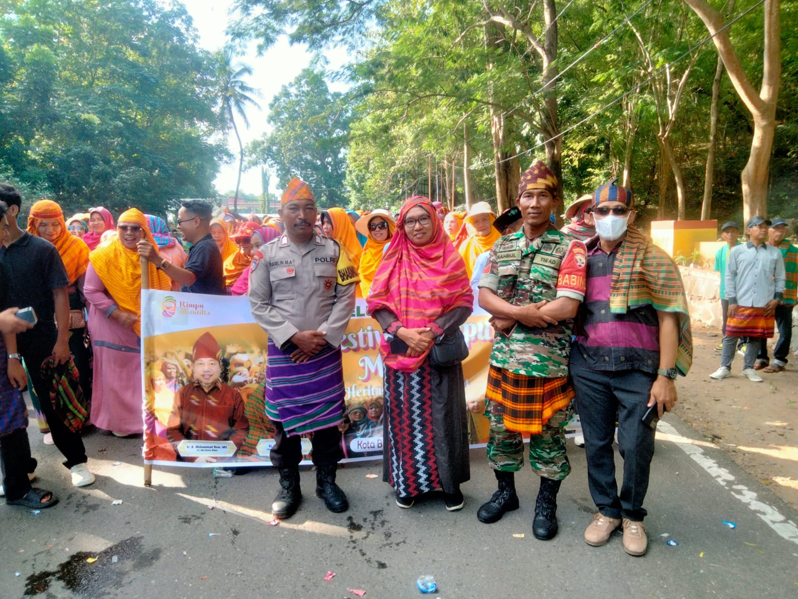 Anggota Polsek Rasanae Barat Ikut Meriahkan Festival Rimpu Mantika Memperingati HUT Kota Bima Ke-22 Tahun 2024