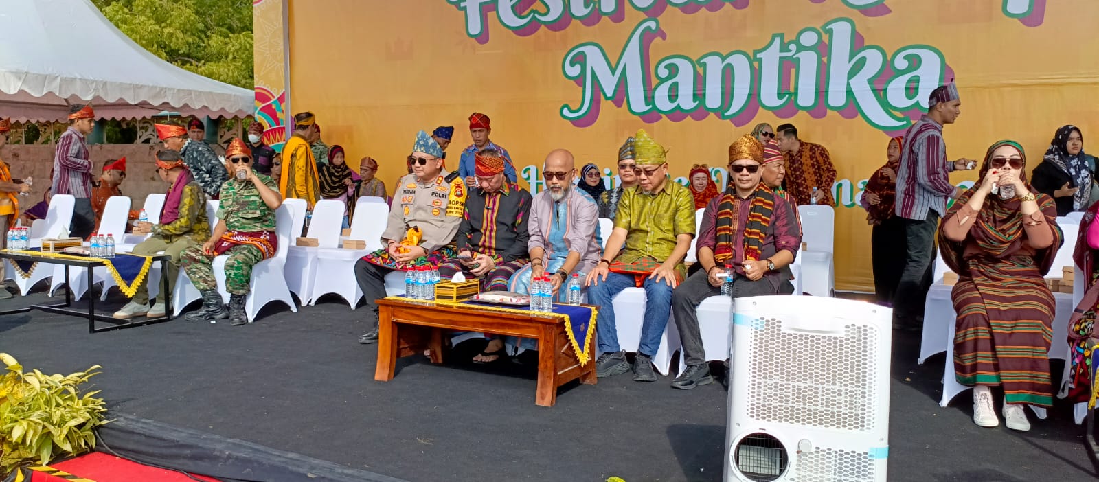 Anggota Polsek Rasanae Barat Ikut Meriahkan Festival Rimpu Mantika Memperingati HUT Kota Bima Ke-22 Tahun 2024