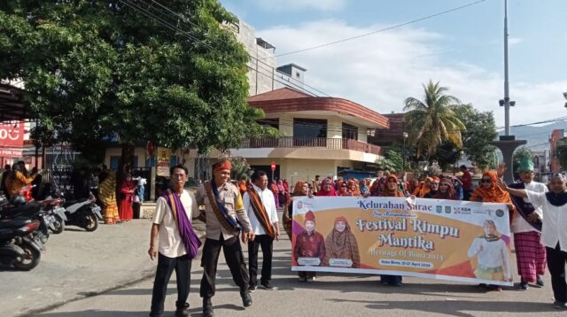 Anggota Polsek Rasanae Barat Ikut Meriahkan Festival Rimpu Mantika Memperingati HUT Kota Bima Ke-22 Tahun 2024