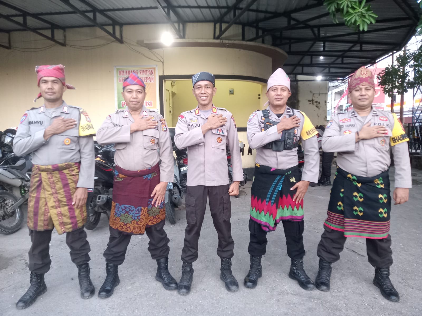 Anggota Polsek Rasanae Barat Ikut Meriahkan Festival Rimpu Mantika Memperingati HUT Kota Bima Ke-22 Tahun 2024