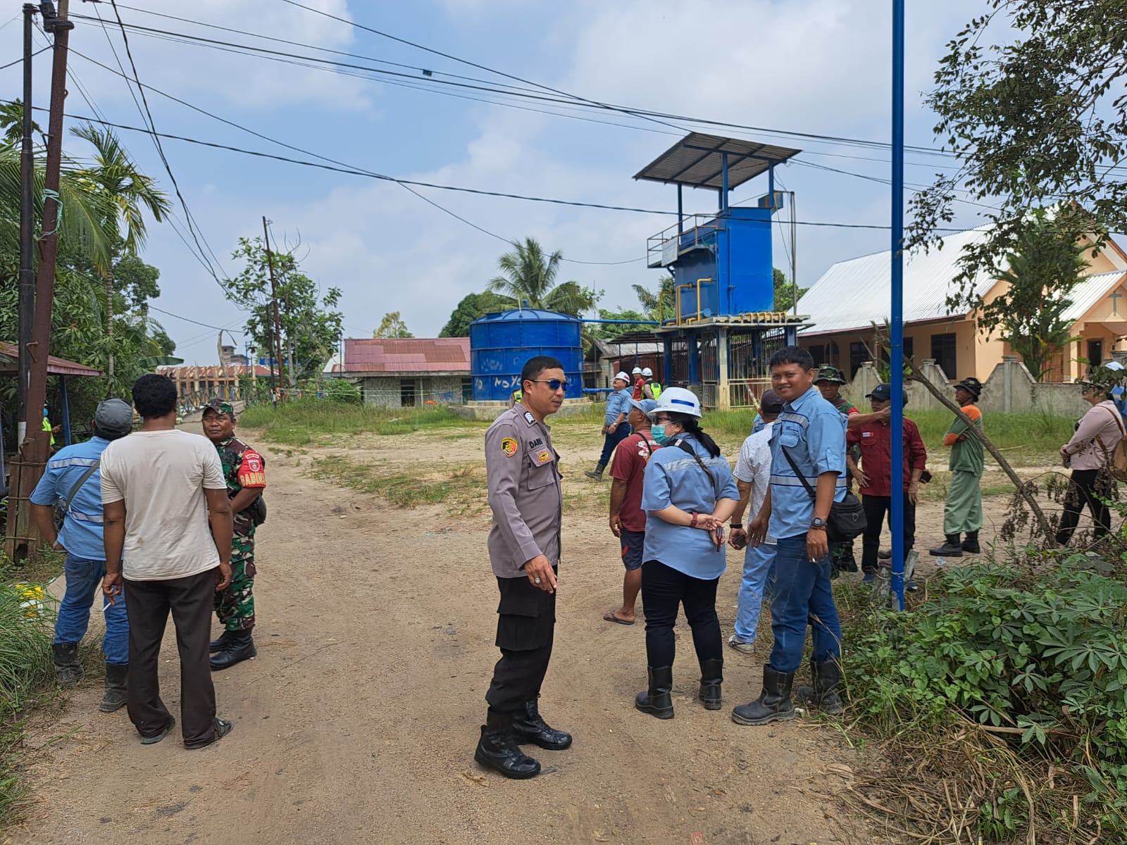 Polsek Loa Janan Kawal Penertiban Listrik Milik PT BBE di Desa Loa Duri Ulu