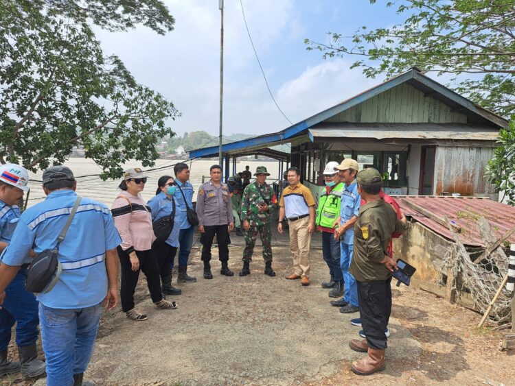 Polsek Loa Janan Kawal Penertiban Listrik Milik PT BBE di Desa Loa Duri Ulu