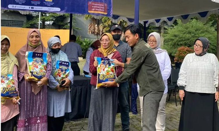Pemkot Cimahi Bekerjasama Dengan Perum Bulog Cabang Bandung Mengadakan Operasi Pasar Bersubsidi Pemkot Cimahi Bekerjasama Dengan Perum Bulog Cabang Bandung Mengadakan Operasi Pasar Bersubsidi