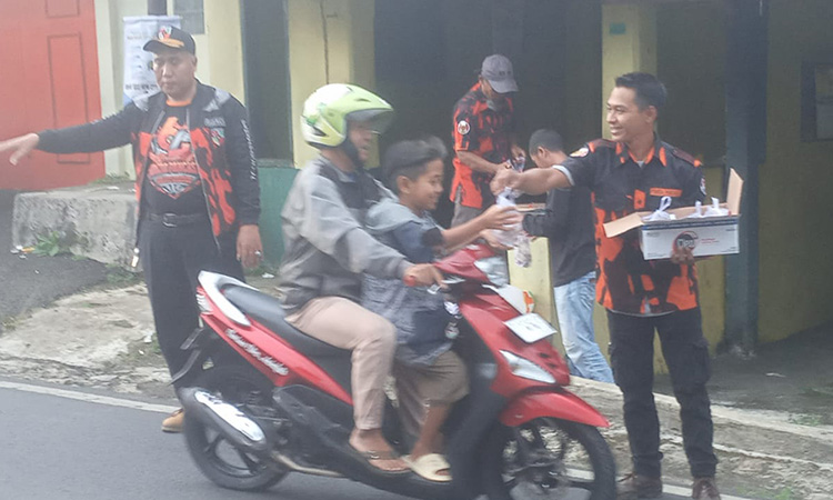 Pemuda Pancasila PAC Panumbangan Ciamis Bagi Seribu Lebih Takjil Gratis dan Santunan Anak Yatim