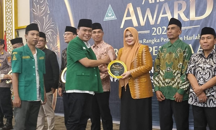 Bupati Bima Hj. Indah Damayanti Putri SE.M.IP., Terima Ansor Award 2024