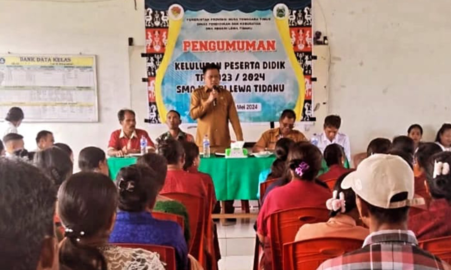 Babinsa Koramil 01/Lewa Hadiri Pengumuman Kelulusan SMA Negeri Lewa Tidahu