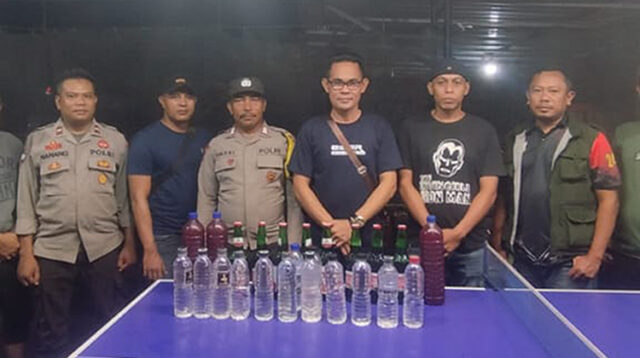 Berantas Miras Tanpa Kompromi, Polsek Rasanae Barat Sita Puluhan Botol Arak dan Ber