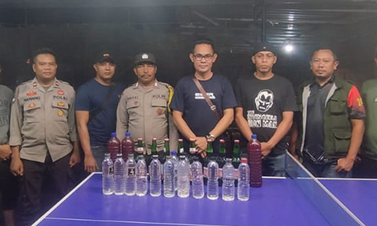 Berantas Miras Tanpa Kompromi, Polsek Rasanae Barat Sita Puluhan Botol Arak dan Ber