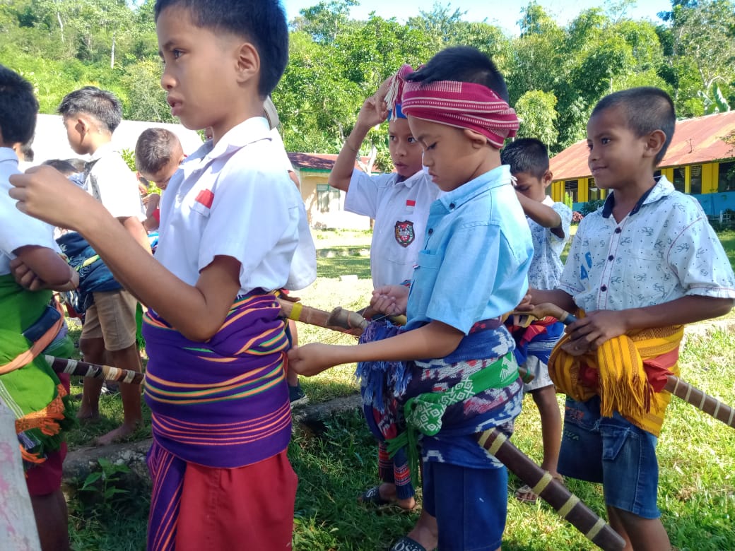 Peserta Upacara Hari Pendidikan Nasional (HARDIKNAS) Tahun 2024 di SD-SMPN Satap Waikajanga Berpakaian Adat