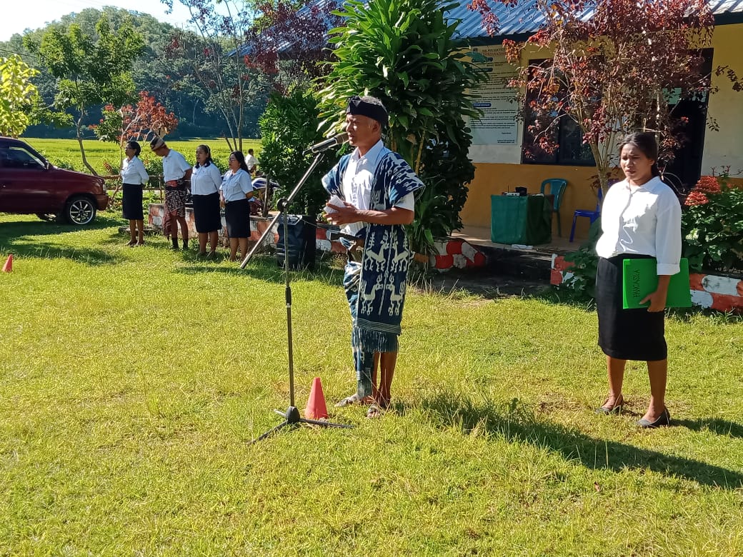 Peserta Upacara Hari Pendidikan Nasional (HARDIKNAS) Tahun 2024 di SD-SMPN Satap Waikajanga Berpakaian Adat