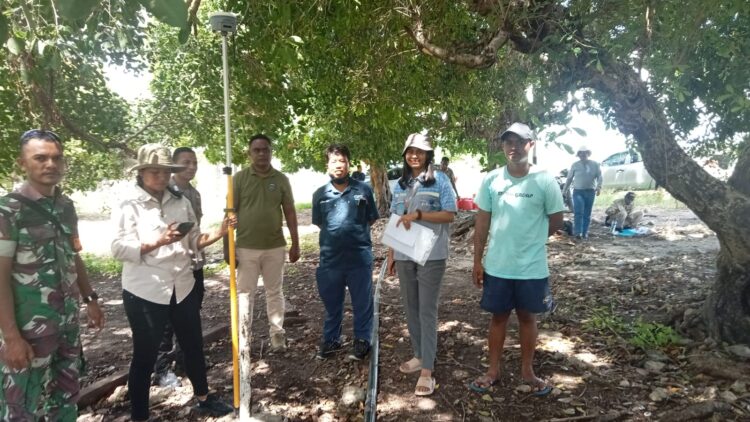 Babinsa Dan Babinkamtibmas Dampingi Pengukuran Tanah di Desa Binaan
