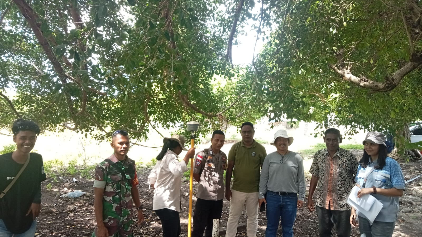 Babinsa Dan Babinkamtibmas Dampingi Pengukuran Tanah di Desa Binaan