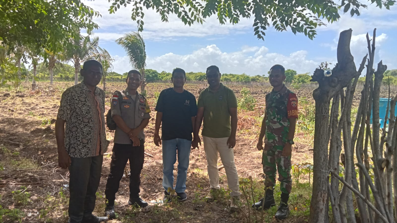 Babinsa Dan Babinkamtibmas Dampingi Pengukuran Tanah di Desa Binaan
