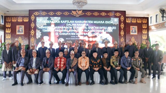 Asisten Pemerintahan dan Kesra Muara Enim Lepas Keberangkatan 70 Orang Kontingen Ke Muba Ikuti MTQ Provinsi Sumsel XXX