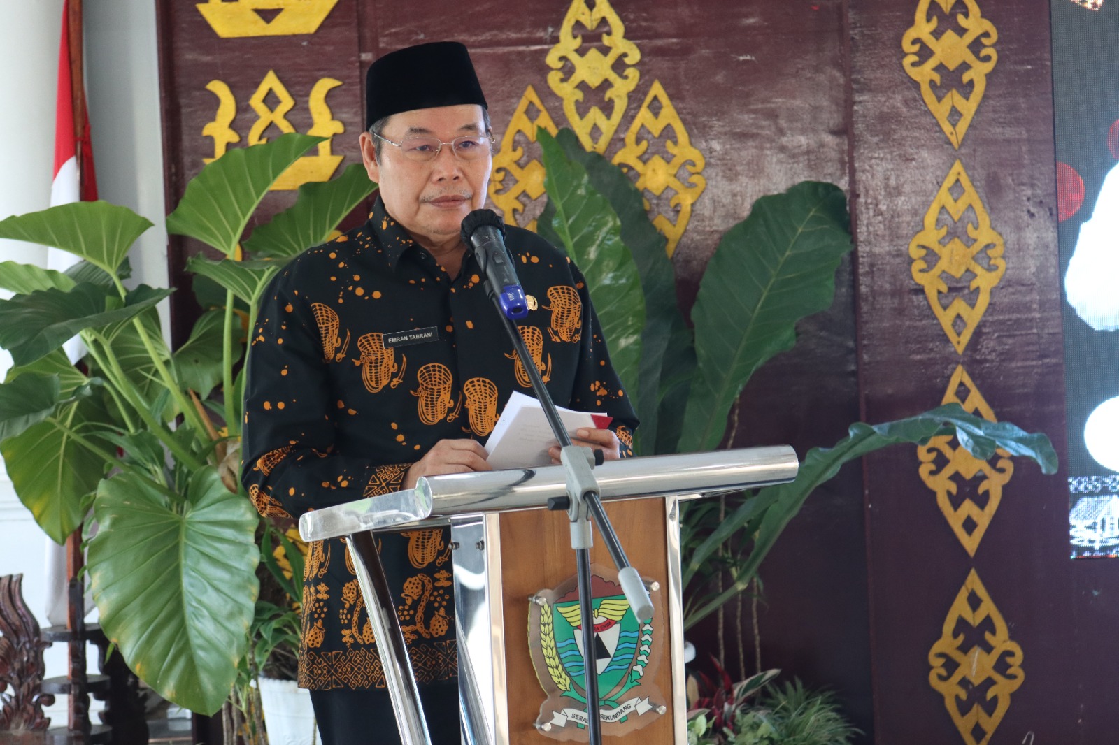 Asisten Pemerintahan dan Kesra Muara Enim Lepas Keberangkatan 70 Orang Kontingen Ke Muba Ikuti MTQ Provinsi Sumsel XXX