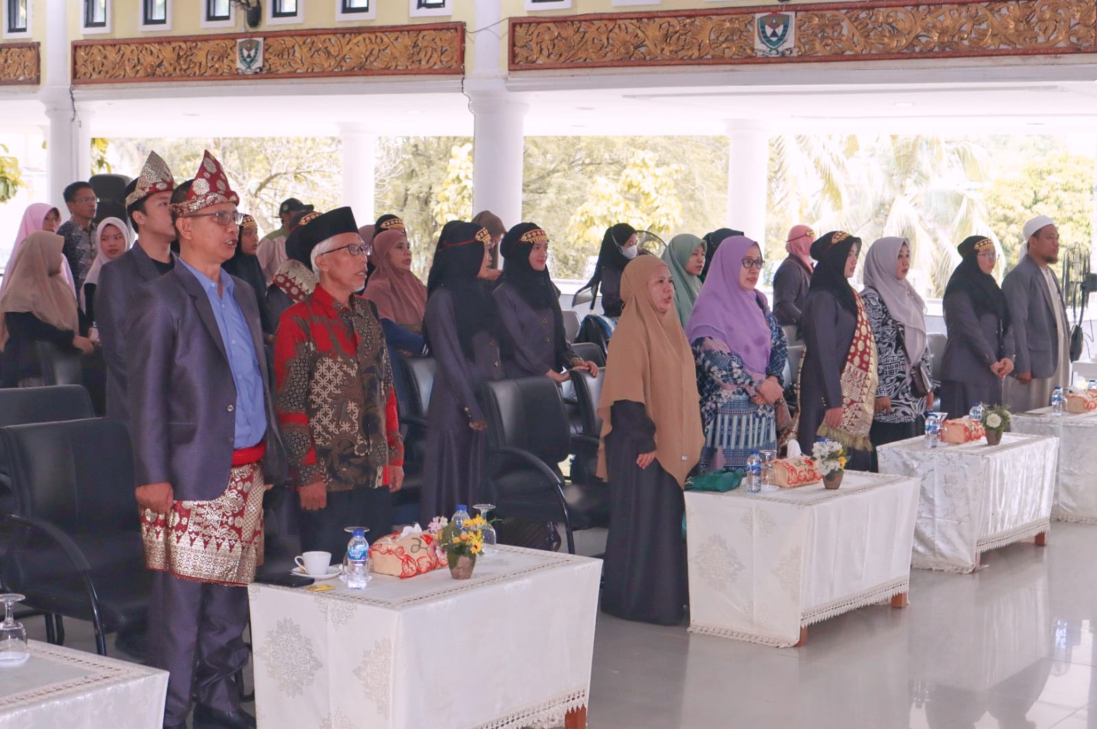 Asisten Pemerintahan dan Kesra Muara Enim Lepas Keberangkatan 70 Orang Kontingen Ke Muba Ikuti MTQ Provinsi Sumsel XXX