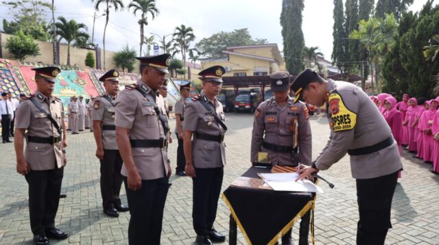 Kabag SDM, Dua Kasat dan Dua Kapolsek Polres Tanggamus Diserahterimakan