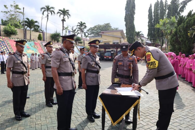 Kabag SDM, Dua Kasat dan Dua Kapolsek Polres Tanggamus Diserahterimakan