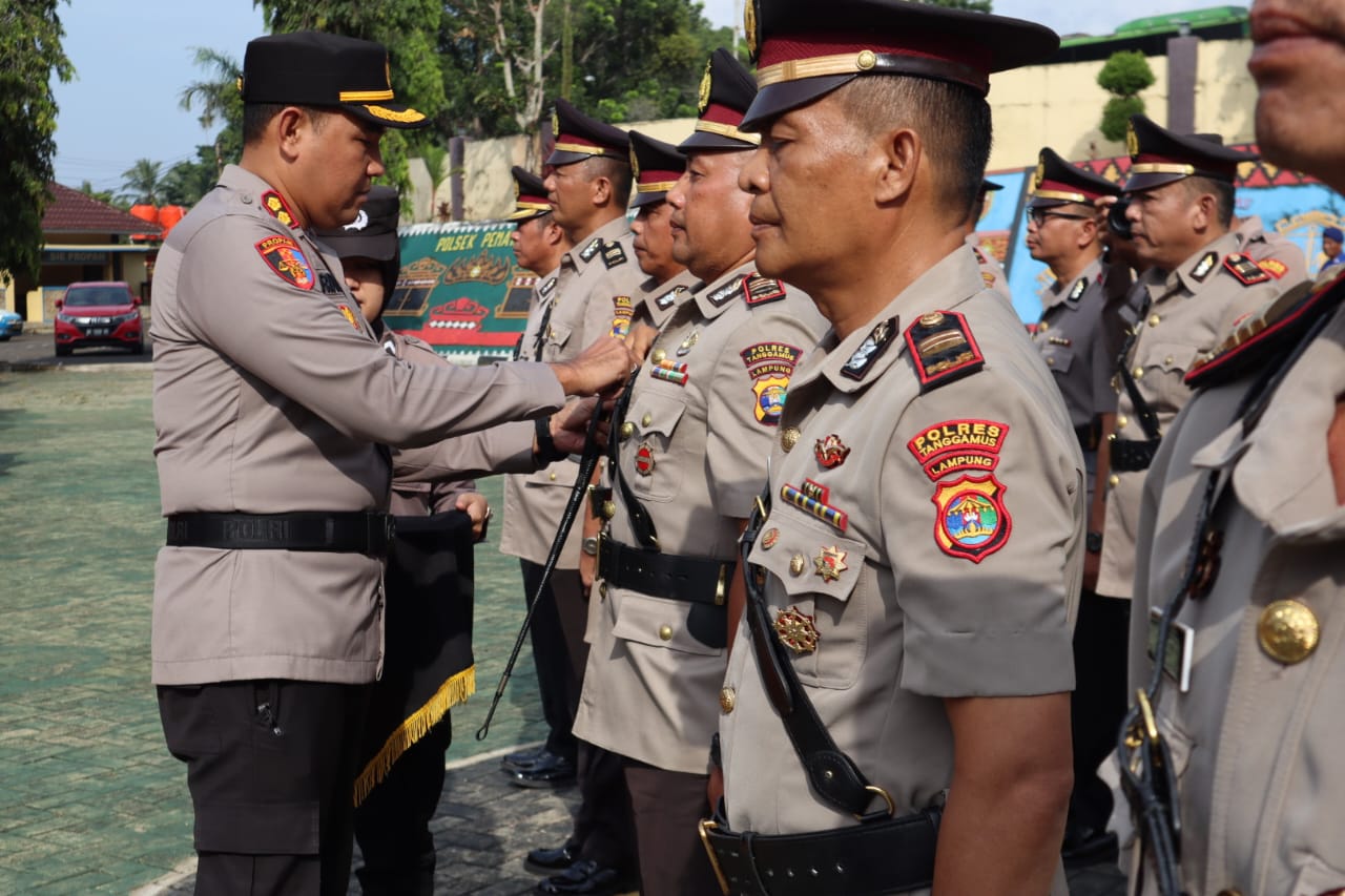 Kabag SDM, Dua Kasat dan Dua Kapolsek Polres Tanggamus Diserahterimakan