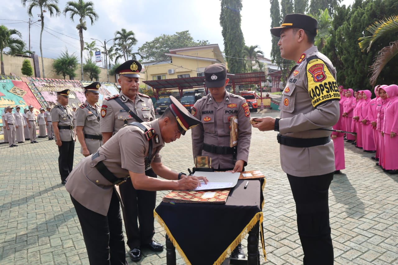 Kabag SDM, Dua Kasat dan Dua Kapolsek Polres Tanggamus Diserahterimakan