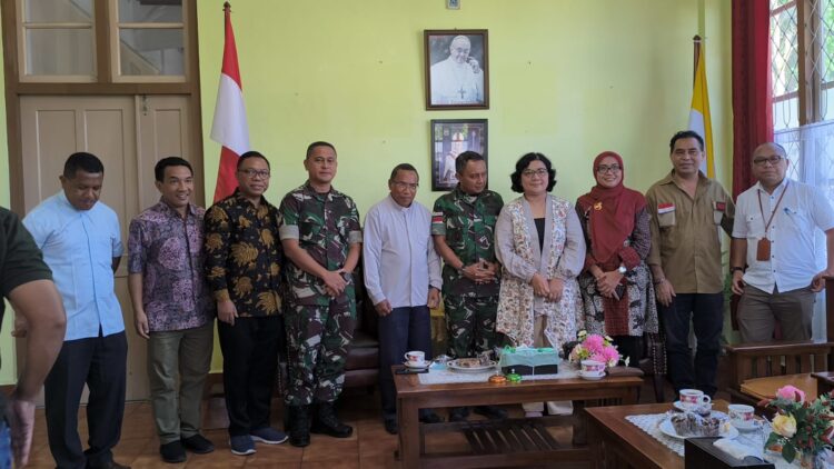 Kunjungan Kasrem 161/Wira Sakti dan Rombongan ke Keuskupan Ruteng Kunjungan Kasrem 161/Wira Sakti dan Rombongan ke Keuskupan Ruteng