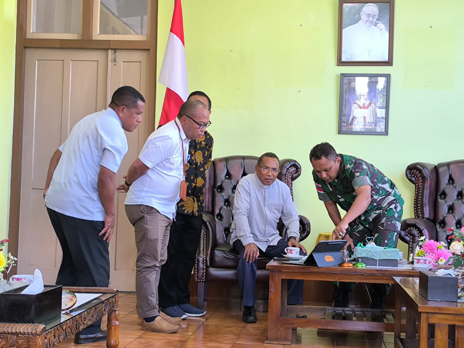 Kunjungan Kasrem 161/Wira Sakti dan Rombongan ke Keuskupan Ruteng