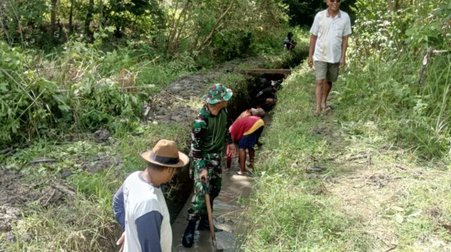 Babinsa Pahunga Lodu Bersama Warga Gotong Royong Bersihkan Saluran Irigasi