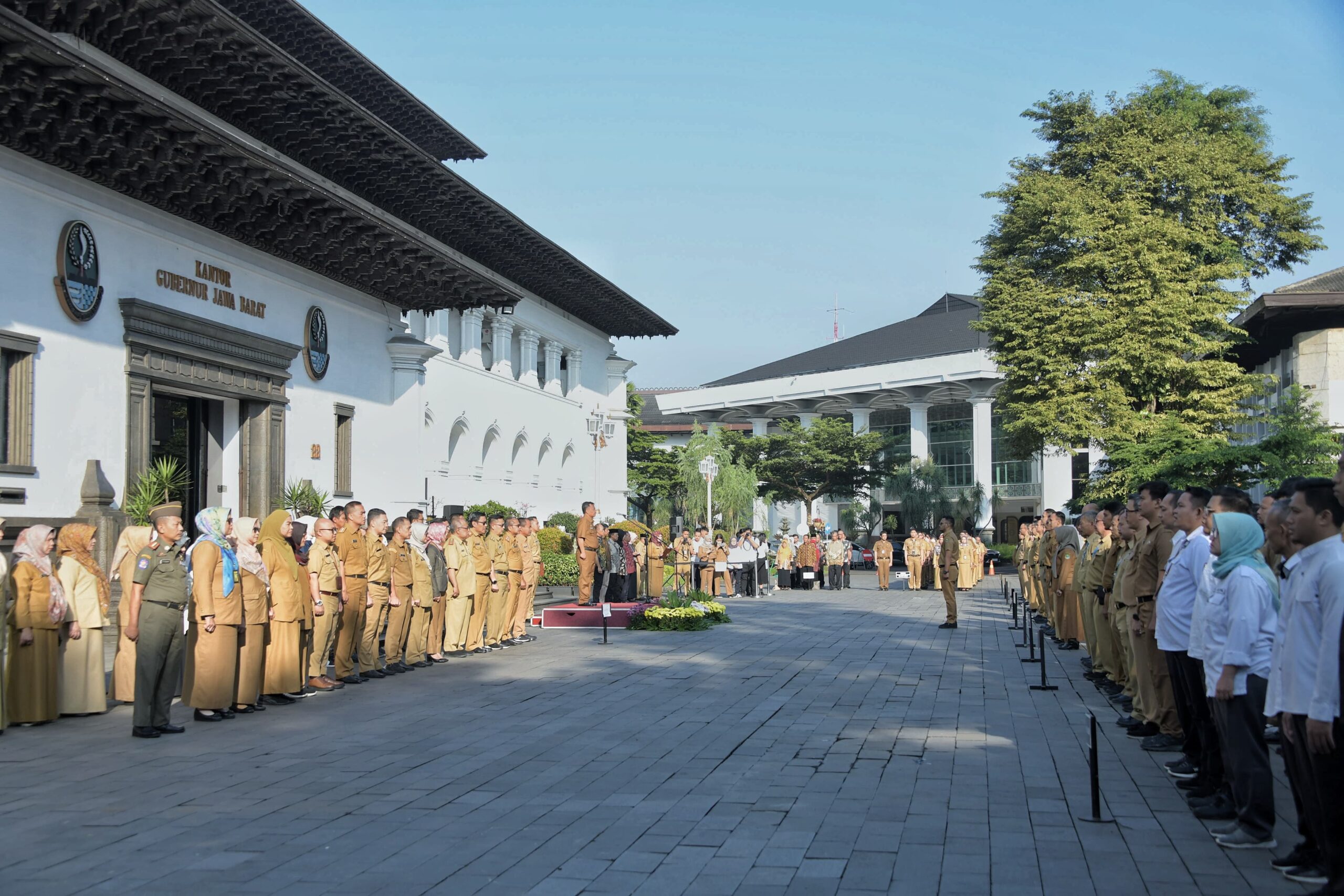 Pimpin Apel Pagi di Gedung Sate, Sekda Herman Ajak ASN Jabar Kerja Berorientasi Outcome
