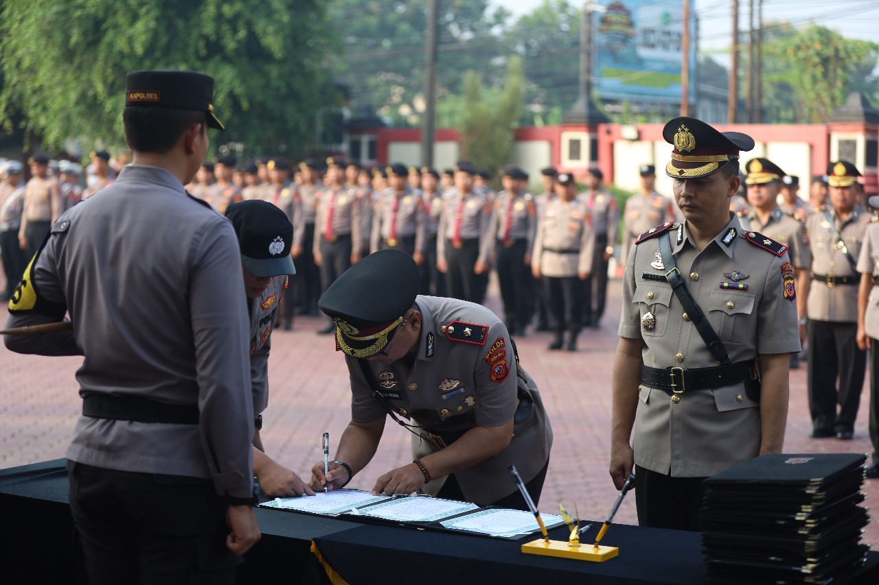 Kapolres Karawang Pimpin Upacara Sertijab PJU Polres Karawang