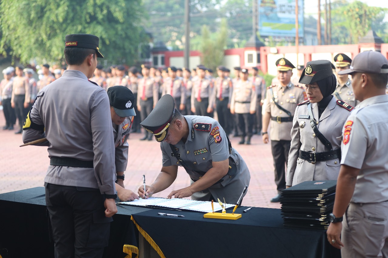 Kapolres Karawang Pimpin Upacara Sertijab PJU Polres Karawang