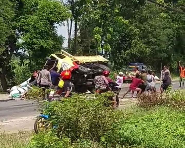 Gagal Mendahului, Truk Muatan Pupuk Terguling di Magetan