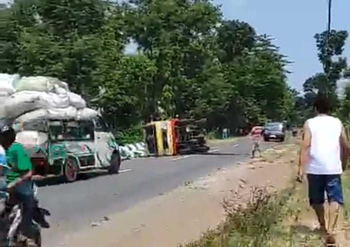 Gagal Mendahului, Truk Muatan Pupuk Terguling di Magetan