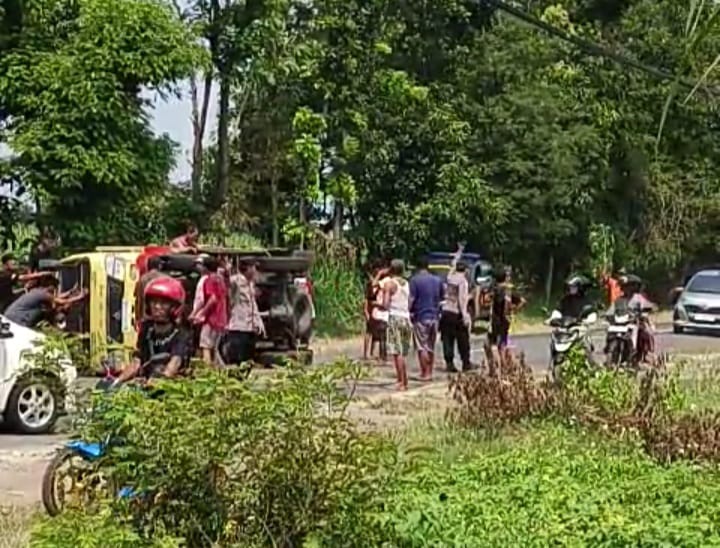 Gagal Mendahului, Truk Muatan Pupuk Terguling di Magetan,