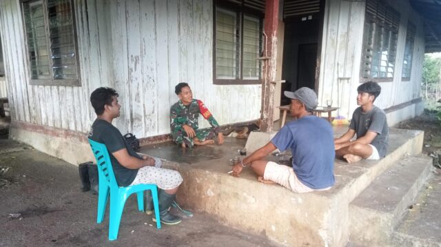 Jalin Silaturahmi, Babinsa Ramil 02/Rindi Umalulu Komsos dengan Karyawan PTPN