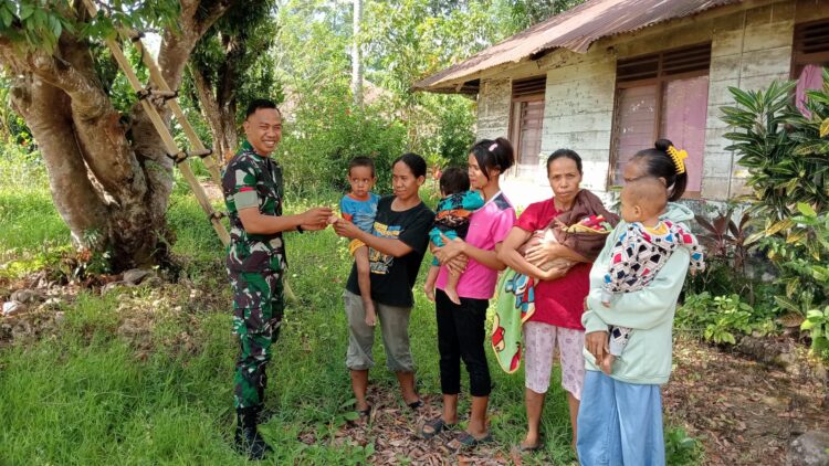 Babinsa Koramil 01/Lewa Lakukan Pendampingan PMT Kategori Bayi Balita Stunting dan Ibu Hamil