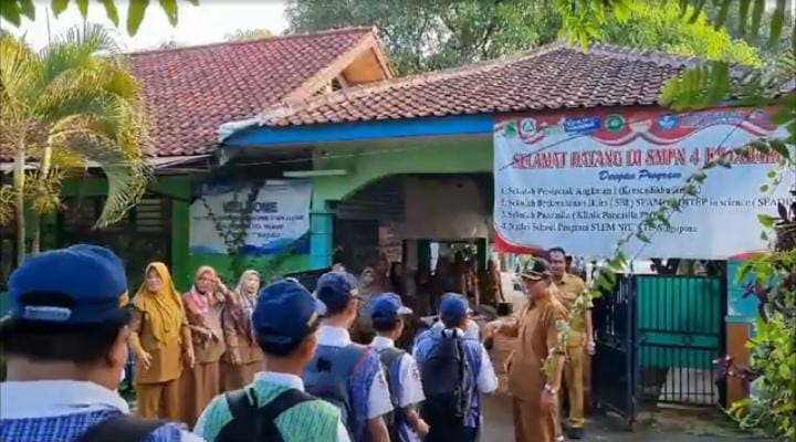 Program "Kegiatan Pembiasaan Penanaman Karakter Positif " Di SMP Negeri 4 Kotabaru Karawang