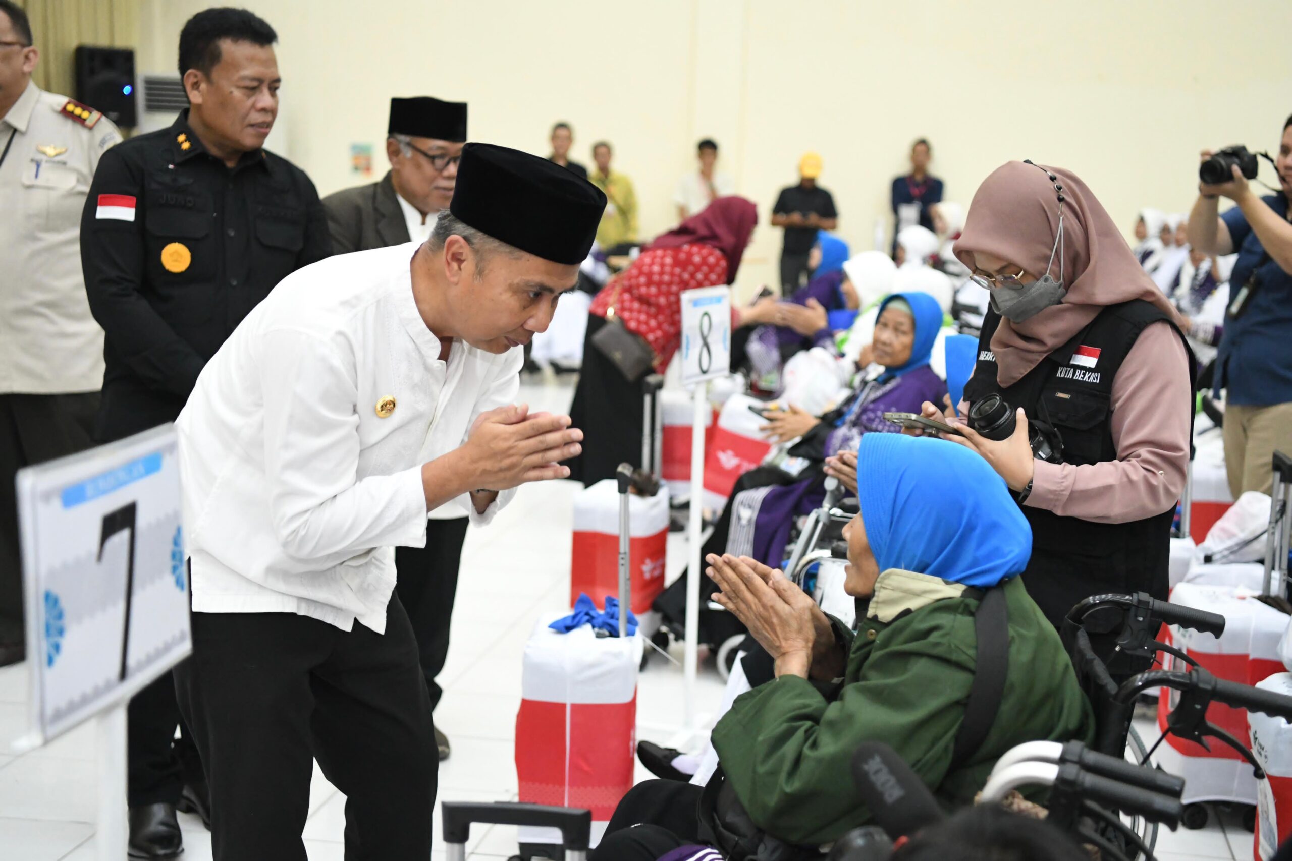 Bey Machmudin Lepas Keberangkatan Jemaah Haji Kloter Pertama Embarkasi Jakarta-Bekasi