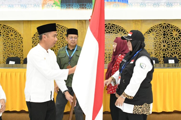 Bey Machmudin Lepas Keberangkatan Jemaah Haji Kloter Pertama Embarkasi Jakarta-Bekasi