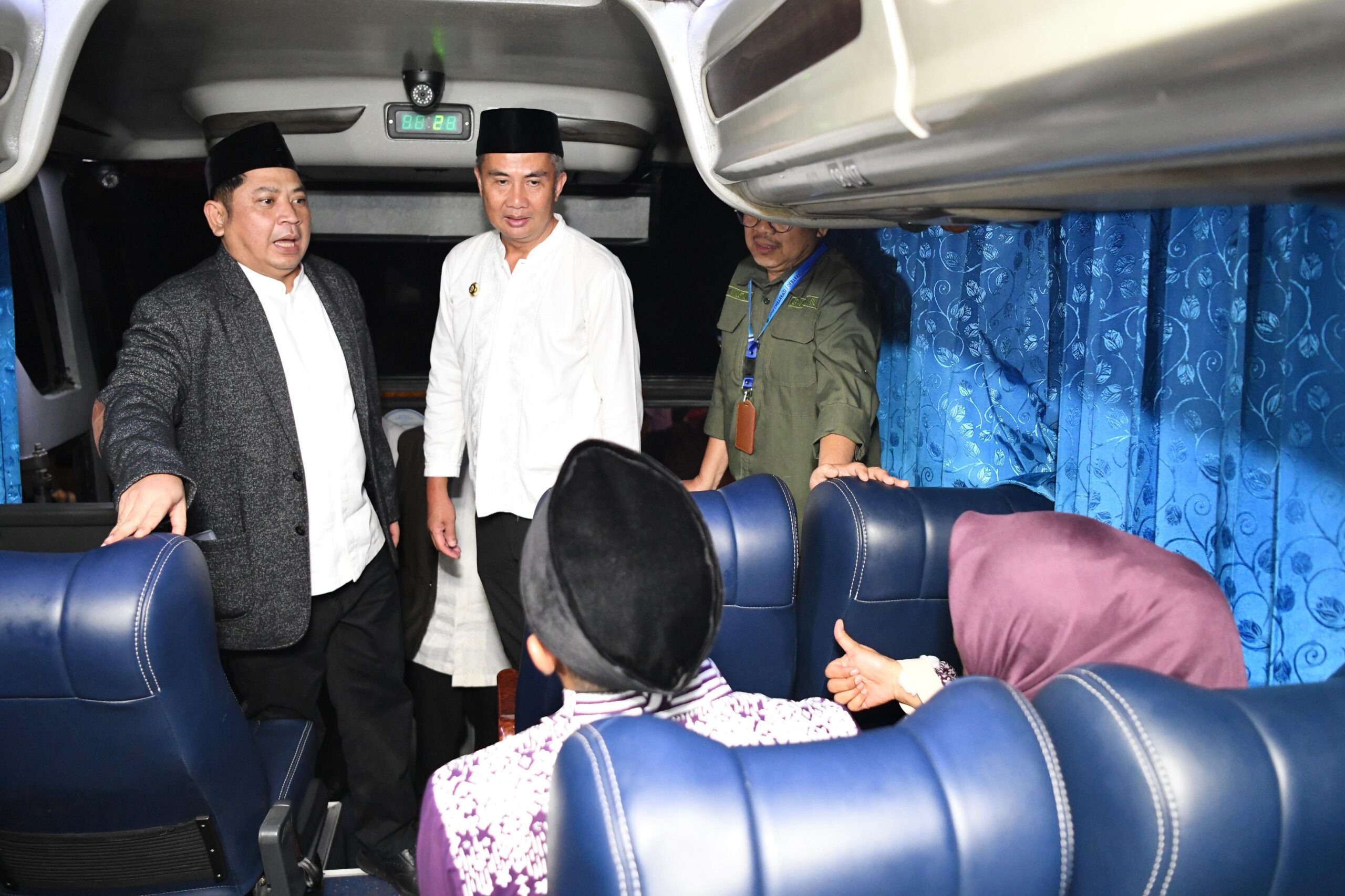 Bey Machmudin Lepas Keberangkatan Jemaah Haji Kloter Pertama Embarkasi Jakarta-Bekasi