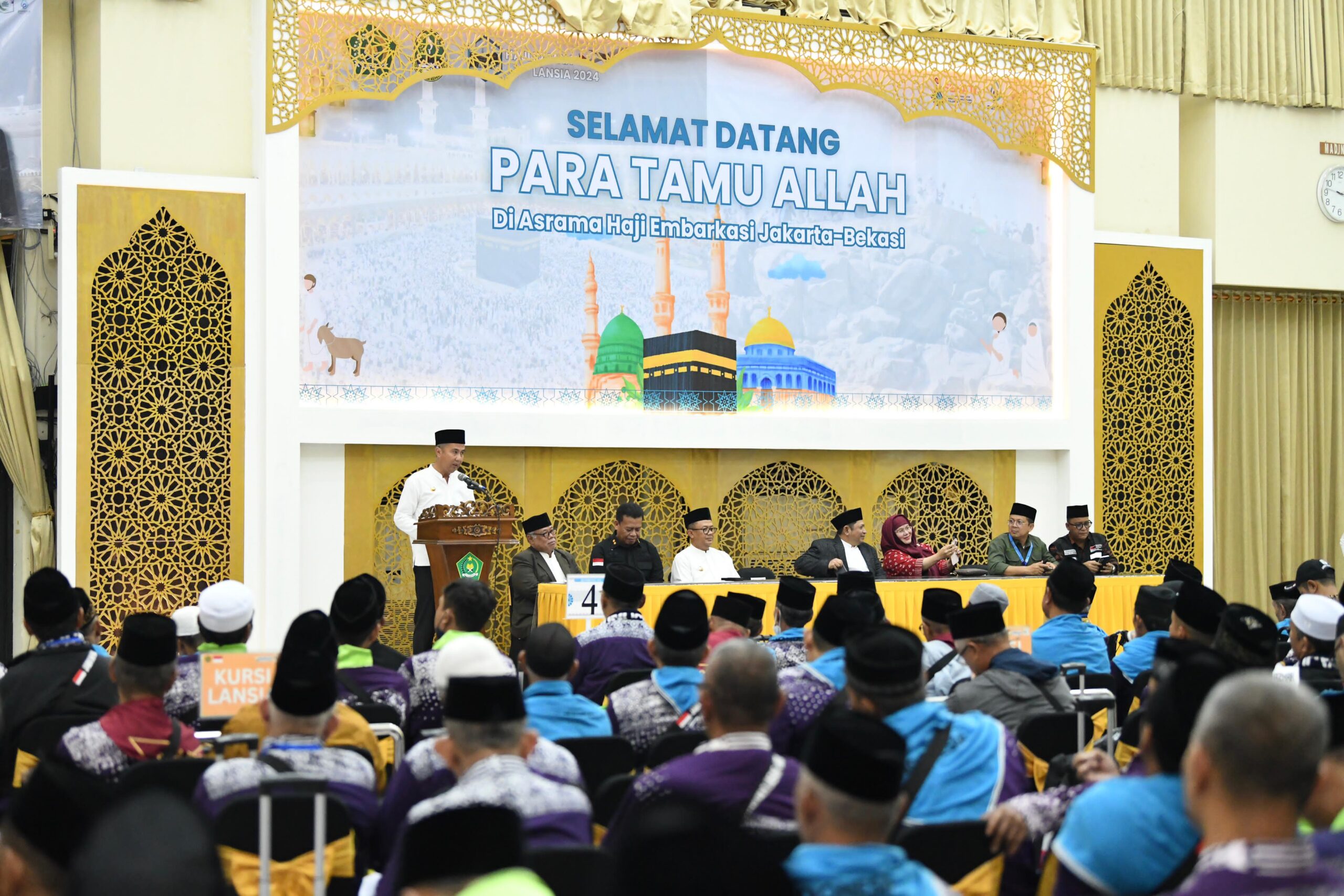 Bey Machmudin Lepas Keberangkatan Jemaah Haji Kloter Pertama Embarkasi Jakarta-Bekasi