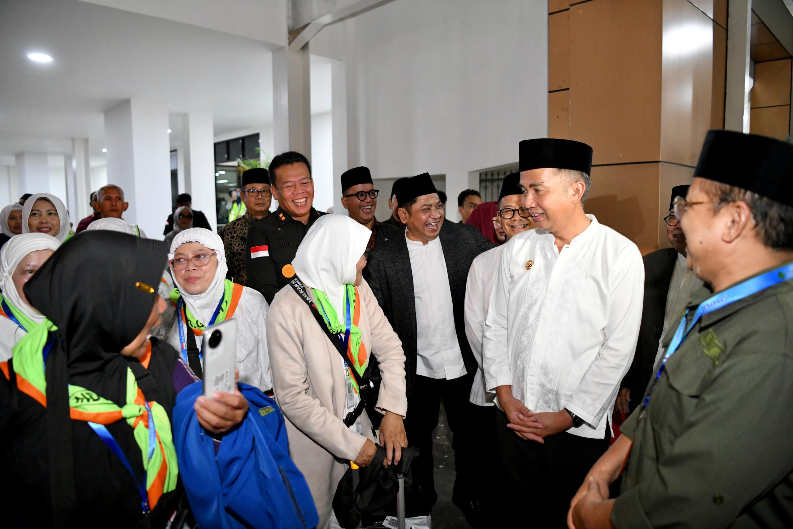 Bey Machmudin Lepas Keberangkatan Jemaah Haji Kloter Pertama Embarkasi Jakarta-Bekasi