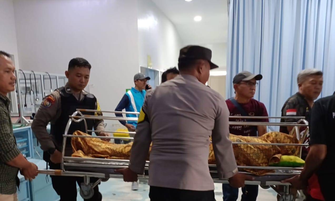 Polsek Talang Padang Bantu Evakuasi Almarhum Joko Santoso Anggota DPRD Lampung ke RS Secanti