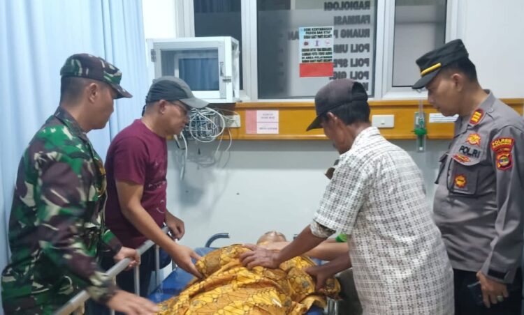 Polsek Talang Padang Bantu Evakuasi Almarhum Joko Santoso Anggota DPRD Lampung ke RS Secanti Polsek Talang Padang Bantu Evakuasi Almarhum Joko Santoso Anggota DPRD Lampung ke RS Secanti