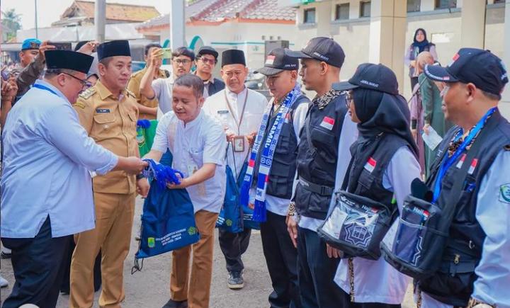 Ketua DPRD Kabupaten Karawang H. Budianto Hadiri Pelepasan Keberangkatan Jemaah Haji Kloter 05 Kab. Karawang Tahun 2024