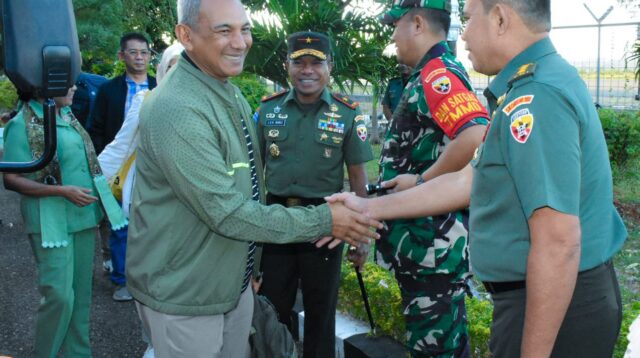 Danrem 161/Wira Sakti Sambut Tim Puldata Bidang Jahpers Mabesad Di Bandara El Tari Kupang