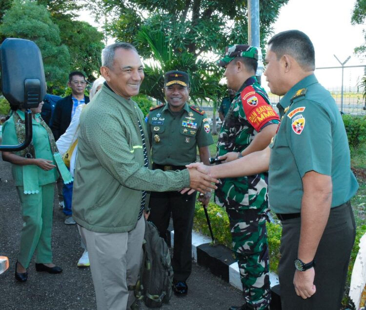 Danrem 161/Wira Sakti Sambut Tim Puldata Bidang Jahpers Mabesad Di Bandara El Tari Kupang