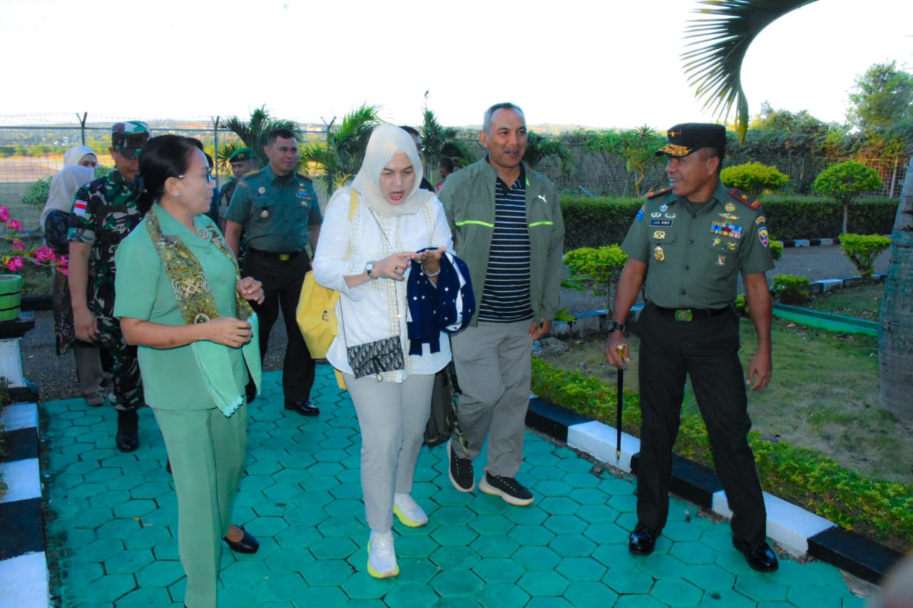 Danrem 161/Wira Sakti Sambut Tim Puldata Bidang Jahpers Mabesad Di Bandara El Tari Kupang